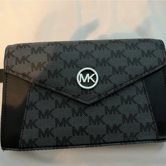 Michael Kors belt bag. - Picture 3 of 6